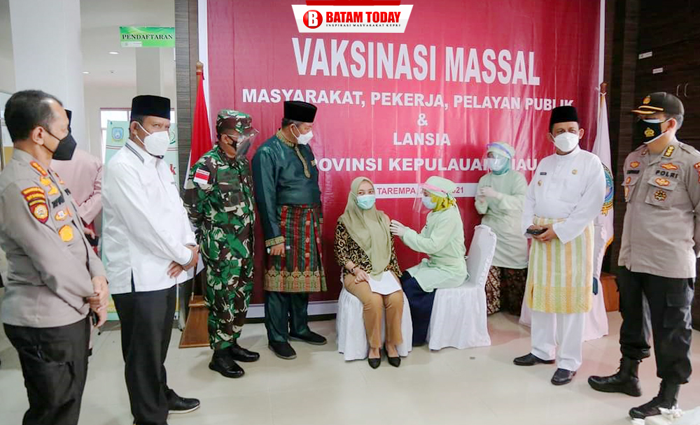 Gubernur Kepri Ansar Ahmad didampingi FKPD Anambas saat memantau vaksinasi di RSUD Tarempa